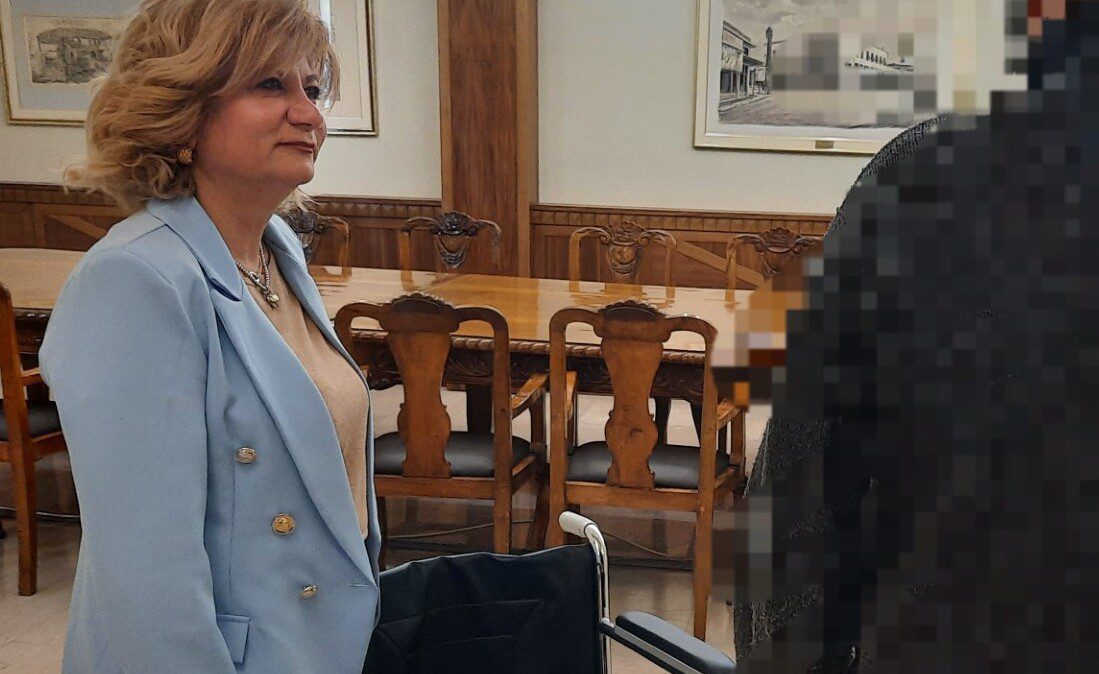 Ο Δήμος Σερρών παρέδωσε αναπηρικό αμαξίδιο σε ηλικιωμένη