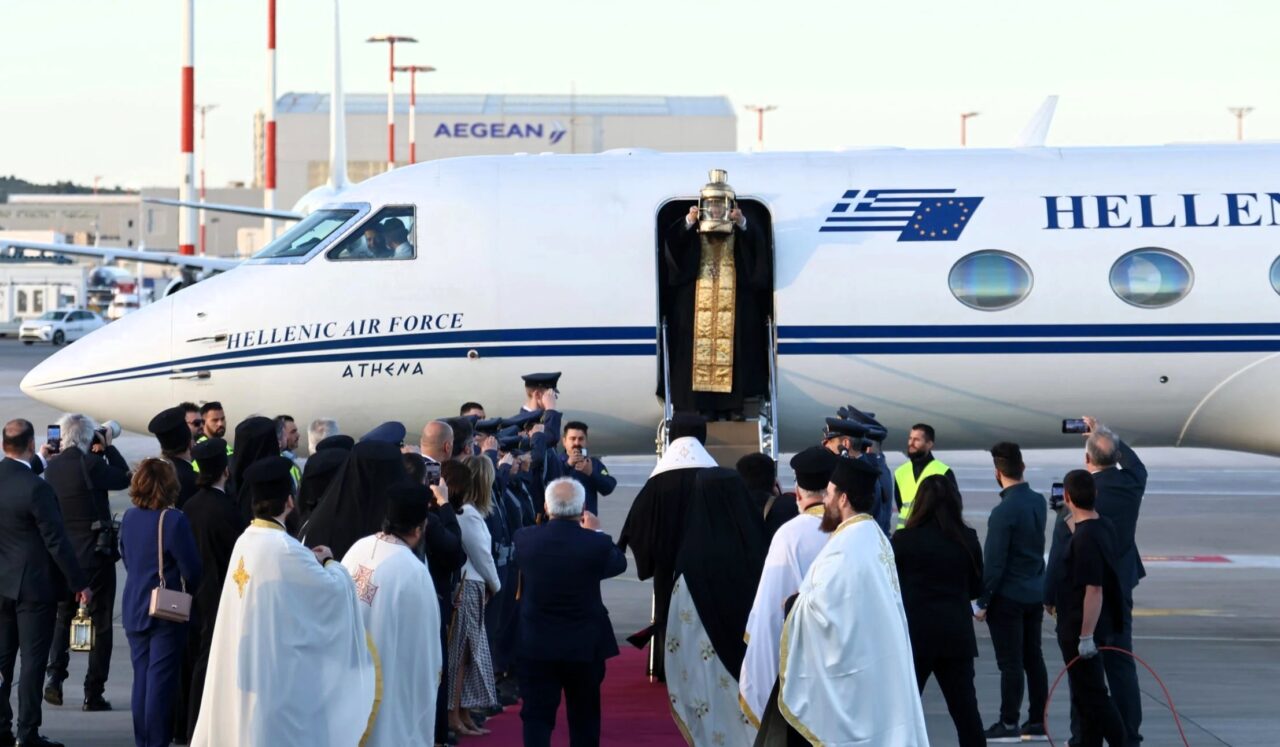 Με λαμπρότητα η άφιξη του Αγίου Φωτός στην Αθήνα – Ξεκίνησε το ταξίδι του για κάθε ναό της Ελλάδας